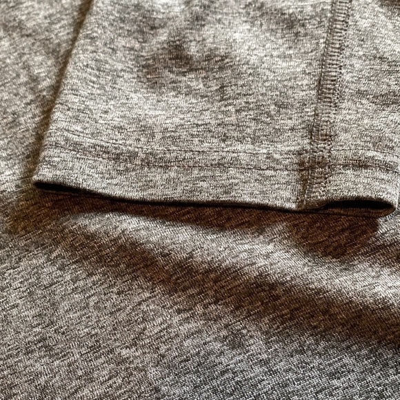 Nike Dri Fit Long Sleeved Gray Shirt Size Medium in Like New Condition - Picture 5 of 8